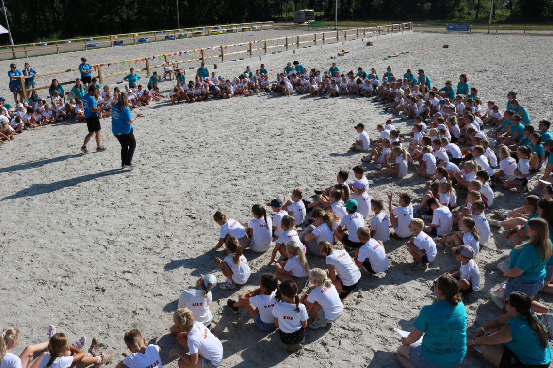 Foto van de kinderen en leiding tijdens de opening van Zevensprong 2026
