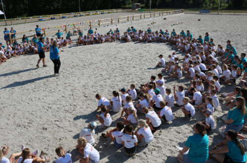 Foto van de kinderen en leiding tijdens de opening van Zevensprong 2026