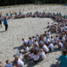 Foto van de kinderen en leiding tijdens de opening van Zevensprong 2026